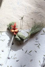画像2: 藁職人さんが仕立てたしめ飾り。ザクロの実をあしらって (2)