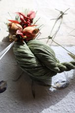 画像1: 藁職人さんが仕立てたしめ飾り。ザクロの実をあしらって (1)