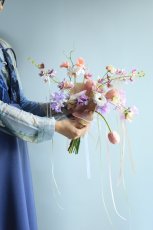 画像3: ピンクチューリップと胡蝶蘭のリボンブーケ (3)