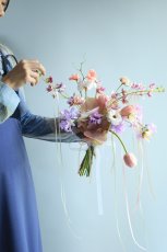 画像5: ピンクチューリップと胡蝶蘭のリボンブーケ (5)