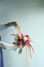 画像4: 大人可愛い！ニュアンスピンクの垂れるブーケ (4)