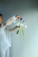 画像4: 白いカラーとアマランサスのシンプルブーケ (4)
