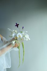 画像1: 白いカラーとアマランサスのシンプルブーケ (1)