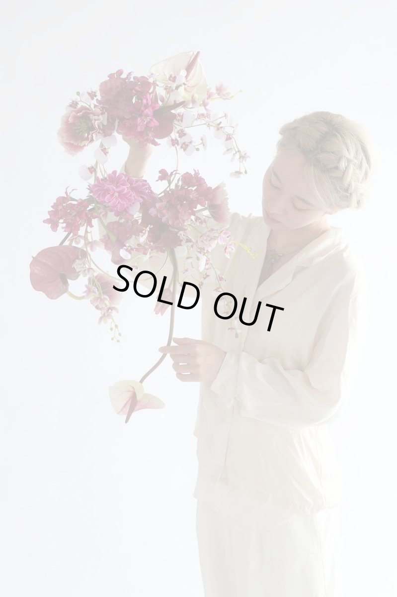 画像2: アンスリウムとオンシジュームの大人カラーのリングブーケ (2)