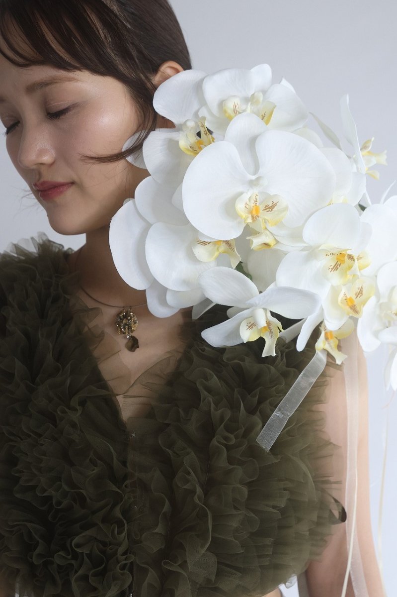画像2: 白い胡蝶蘭をたっぷり使ったkatamariブーケ (2)
