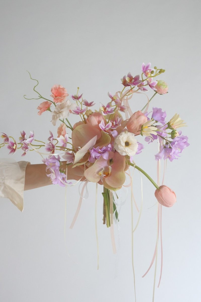 画像2: ピンクチューリップと胡蝶蘭のリボンブーケ (2)