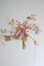 画像2: ピンクチューリップと胡蝶蘭のリボンブーケ (2)