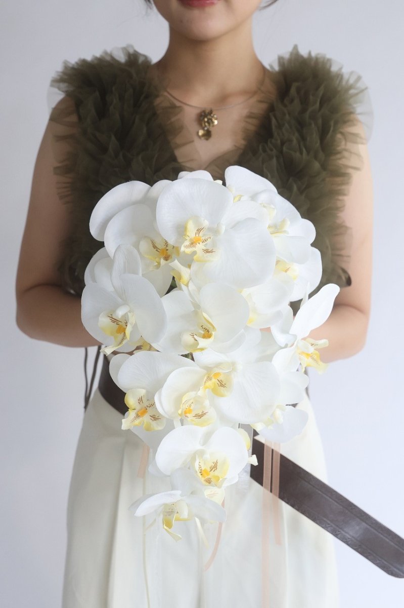 画像1: 白い胡蝶蘭をたっぷり使ったkatamariブーケ (1)