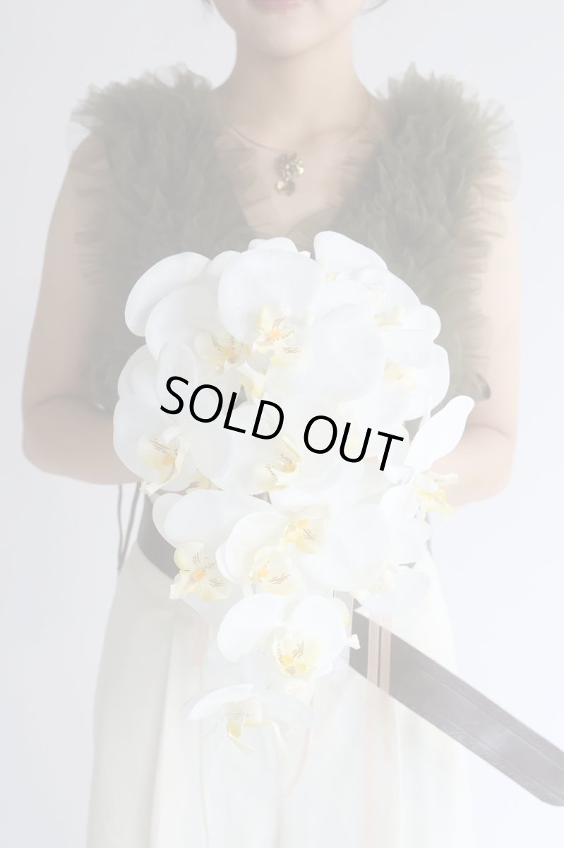 画像1: 白い胡蝶蘭をたっぷり使ったkatamariブーケ (1)