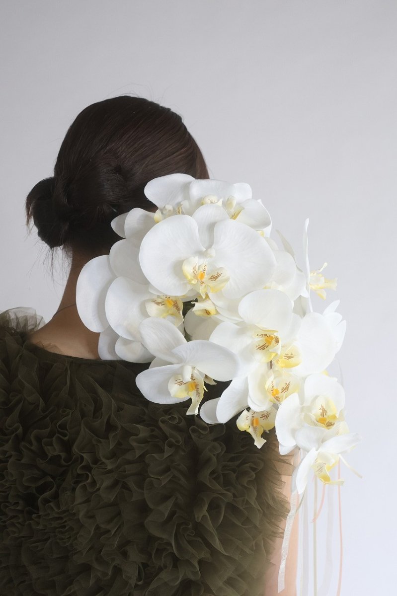 画像4: 白い胡蝶蘭をたっぷり使ったkatamariブーケ (4)