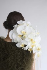 画像4: 白い胡蝶蘭をたっぷり使ったkatamariブーケ (4)