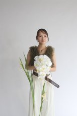 画像3: 白い胡蝶蘭をたっぷり使ったkatamariブーケ (3)