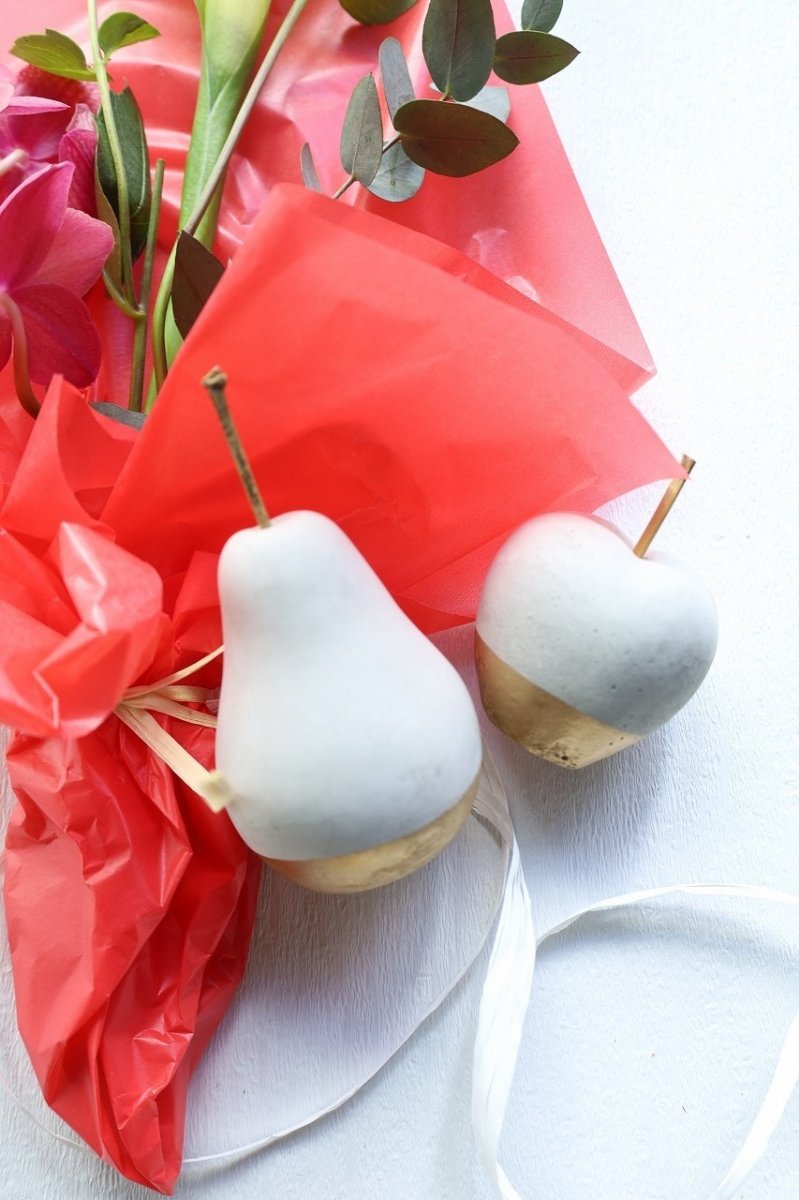 画像2: 花束と洋梨とリンゴのオブジェギフトセット (2)