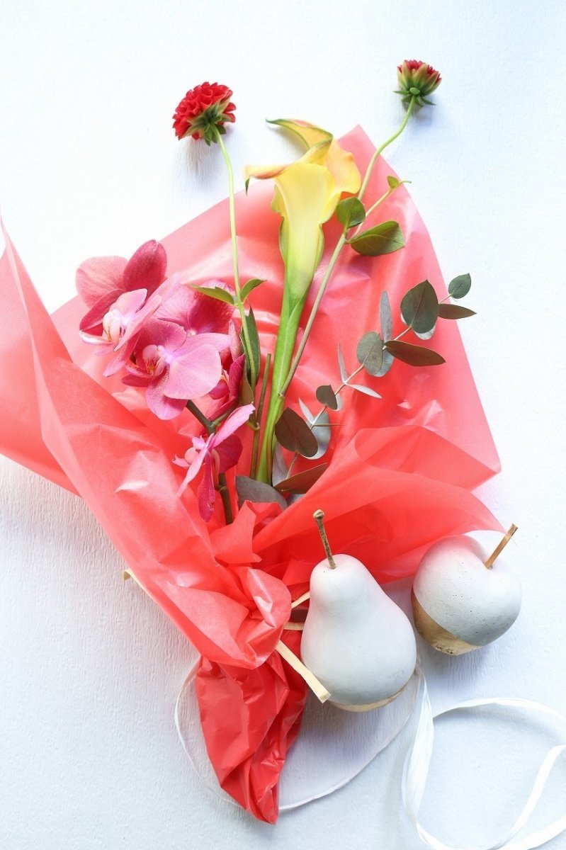 画像1: 花束と洋梨とリンゴのオブジェギフトセット (1)