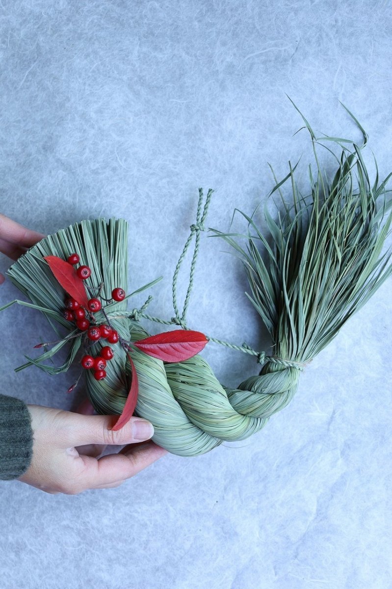 画像1: 藁職人さんが仕立てたしめ飾り。南天の実をあしらって。小サイズ (1)