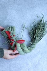 画像1: 藁職人さんが仕立てたしめ飾り。南天の実をあしらって。小サイズ (1)