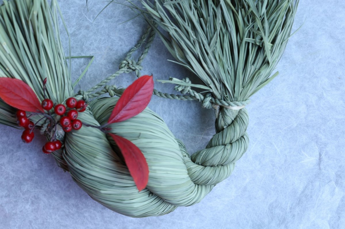 画像2: 藁職人さんが仕立てたしめ飾り。南天の実をあしらって。大サイズ (2)