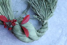 画像2: 藁職人さんが仕立てたしめ飾り。南天の実をあしらって。大サイズ (2)