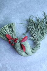 画像1: 藁職人さんが仕立てたしめ飾り。南天の実をあしらって。大サイズ (1)