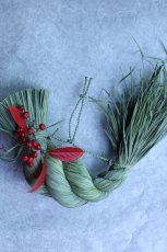 画像2: 藁職人さんが仕立てたしめ飾り。南天の実をあしらって。小サイズ (2)