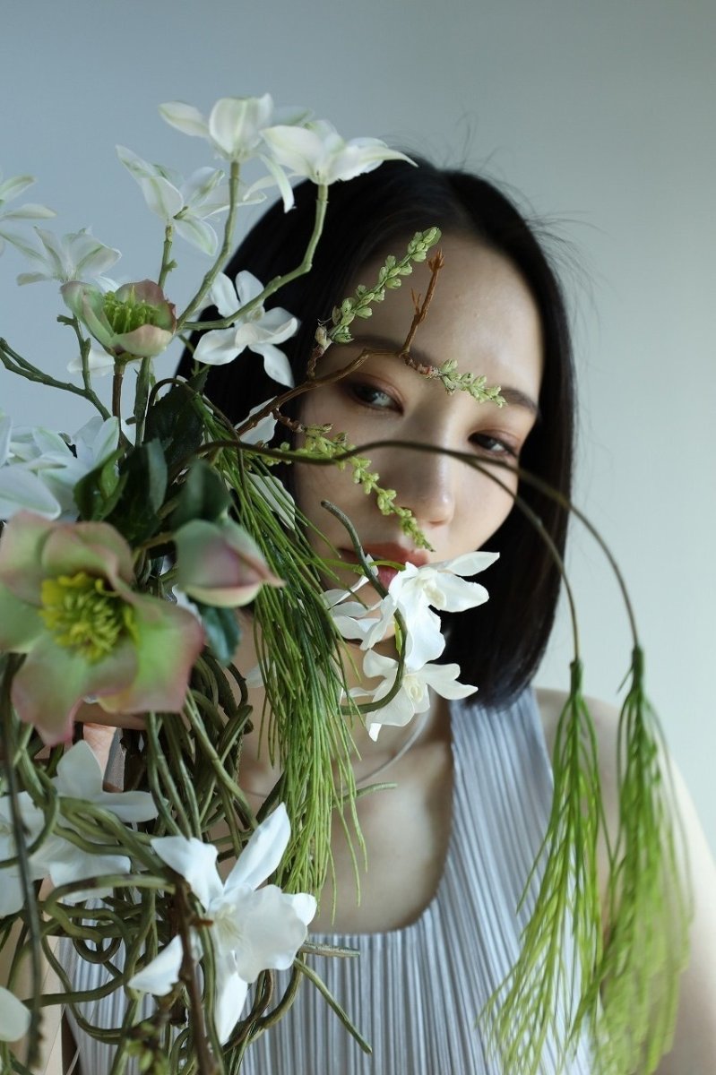 画像4: 白胡蝶蘭と松のキャスケードブーケ（ホワイト×グリーン）a1 (4)