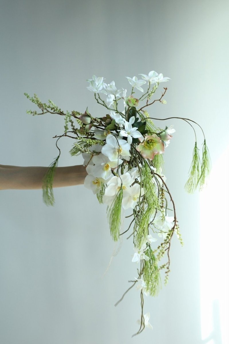 画像1: 白胡蝶蘭と松のキャスケードブーケ（ホワイト×グリーン）a1 (1)