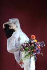 画像5: 和装にも映える｜紫×橙×深紅の個性派カラーブーケa12 (5)