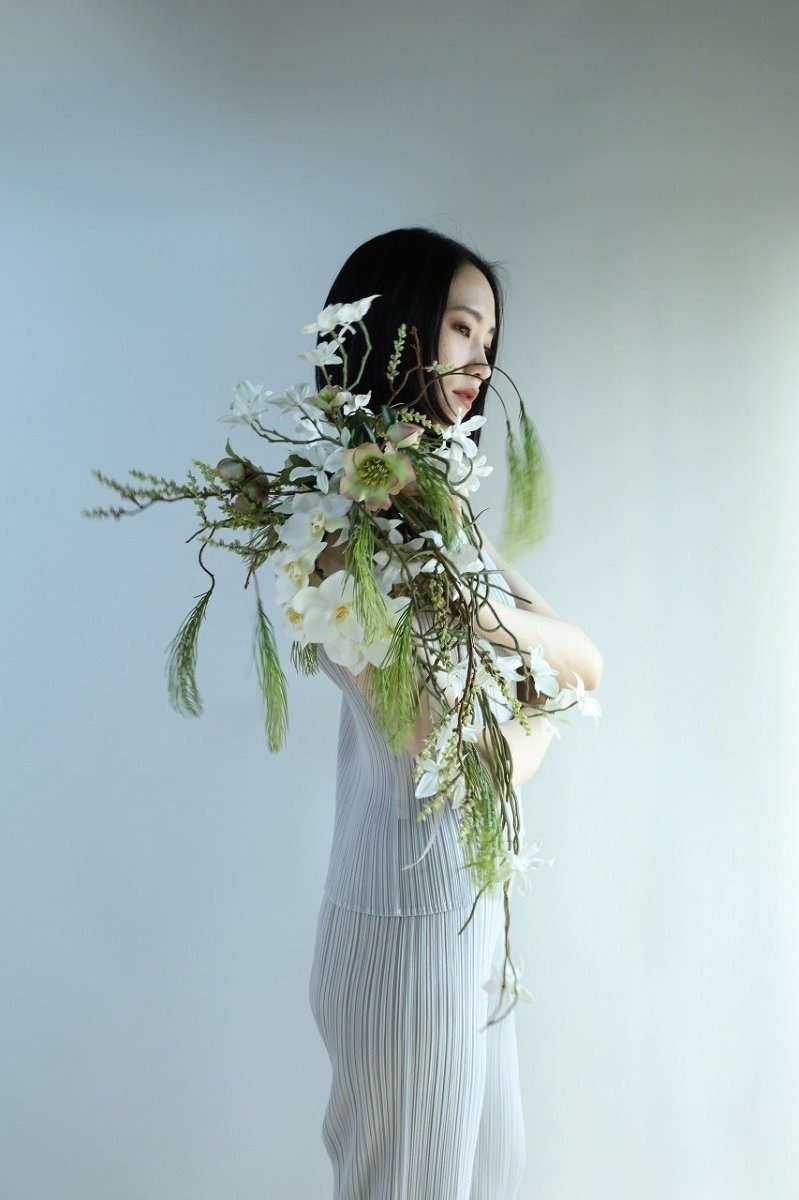 画像3: 白胡蝶蘭と松のキャスケードブーケ（ホワイト×グリーン）a1 (3)