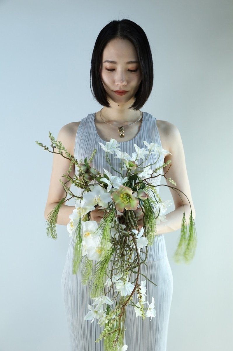 画像2: 白胡蝶蘭と松のキャスケードブーケ（ホワイト×グリーン）a1 (2)