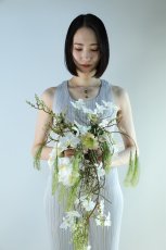 画像2: 白胡蝶蘭と松のキャスケードブーケ（ホワイト×グリーン）a1 (2)