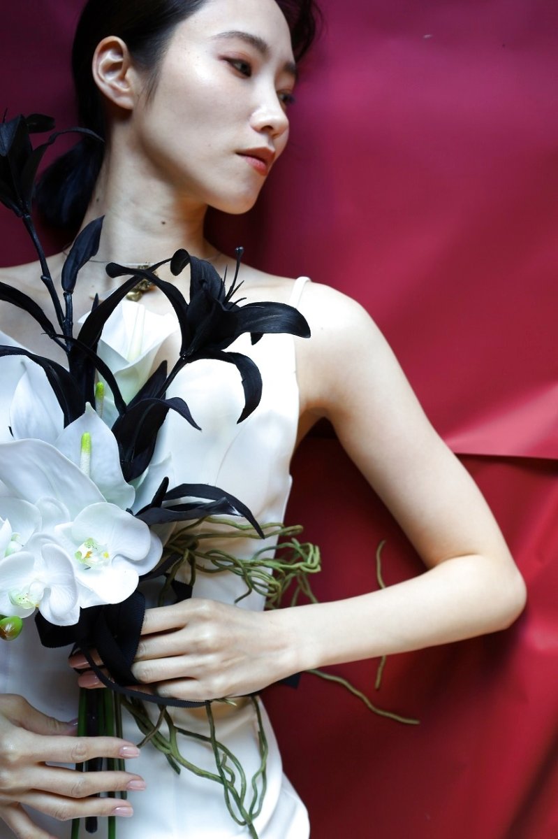 画像6: 黒ユリ×白胡蝶蘭のモノトーンブーケa14 (6)