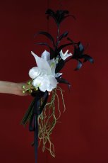 画像1: 黒ユリ×白胡蝶蘭のモノトーンブーケa14 (1)
