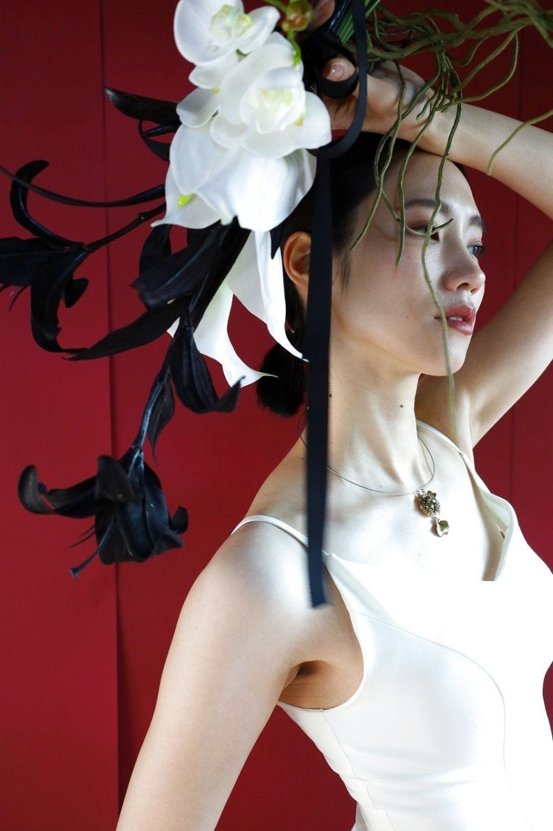 画像4: 黒ユリ×白胡蝶蘭のモノトーンブーケa14 (4)