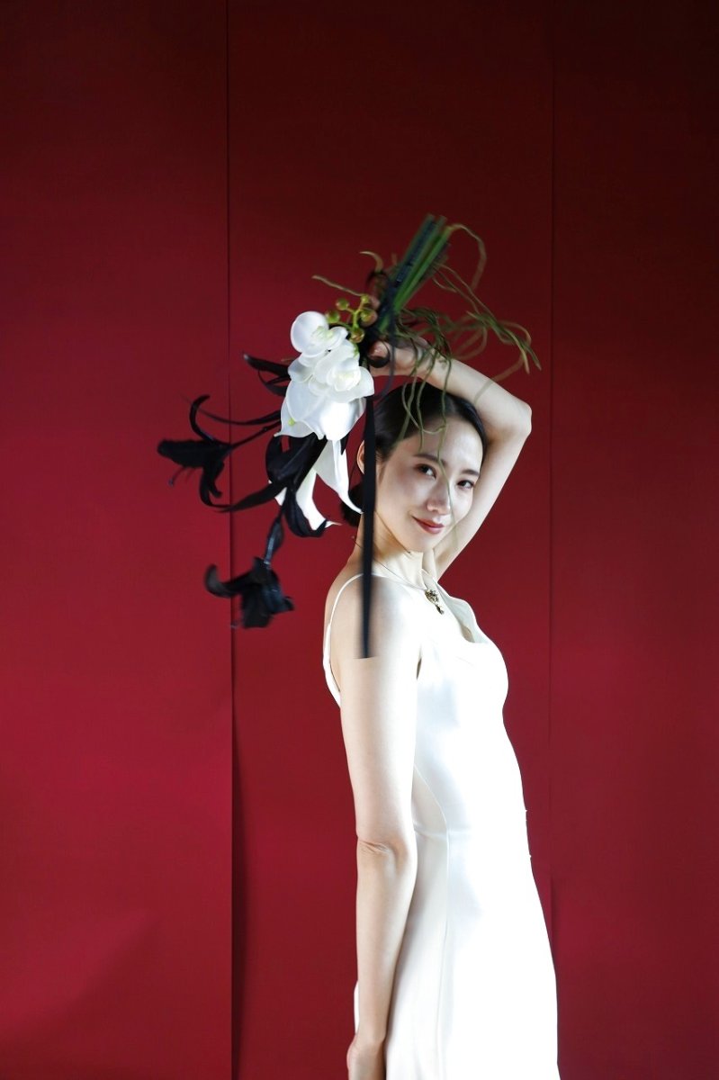 画像2: 黒ユリ×白胡蝶蘭のモノトーンブーケa14 (2)