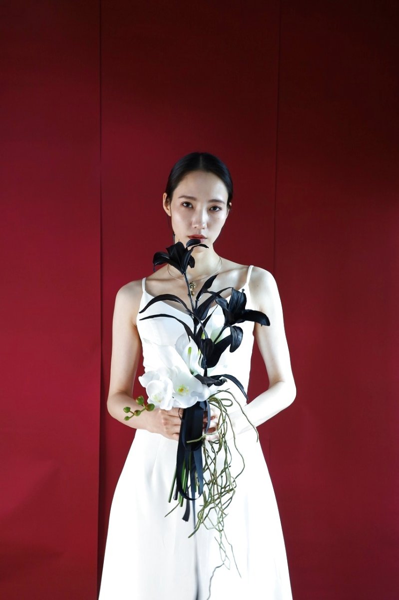 画像3: 黒ユリ×白胡蝶蘭のモノトーンブーケa14 (3)