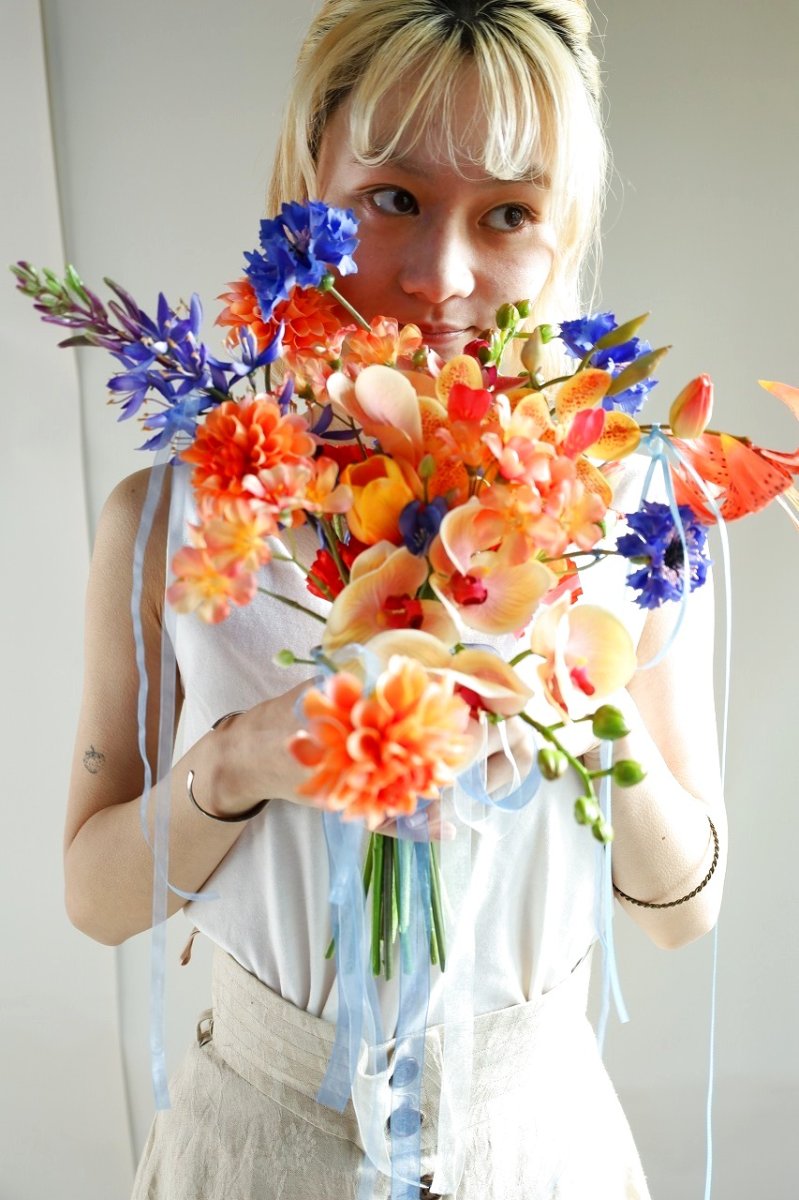 画像5: オレンジ×ブルーのリゾートブーケ｜青いリボンが揺れるトロピカルデザインb5 (5)