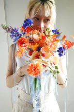 画像5: オレンジ×ブルーのリゾートブーケ｜青いリボンが揺れるトロピカルデザインb5 (5)