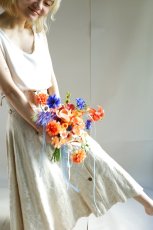 画像4: オレンジ×ブルーのリゾートブーケ｜青いリボンが揺れるトロピカルデザインb5 (4)