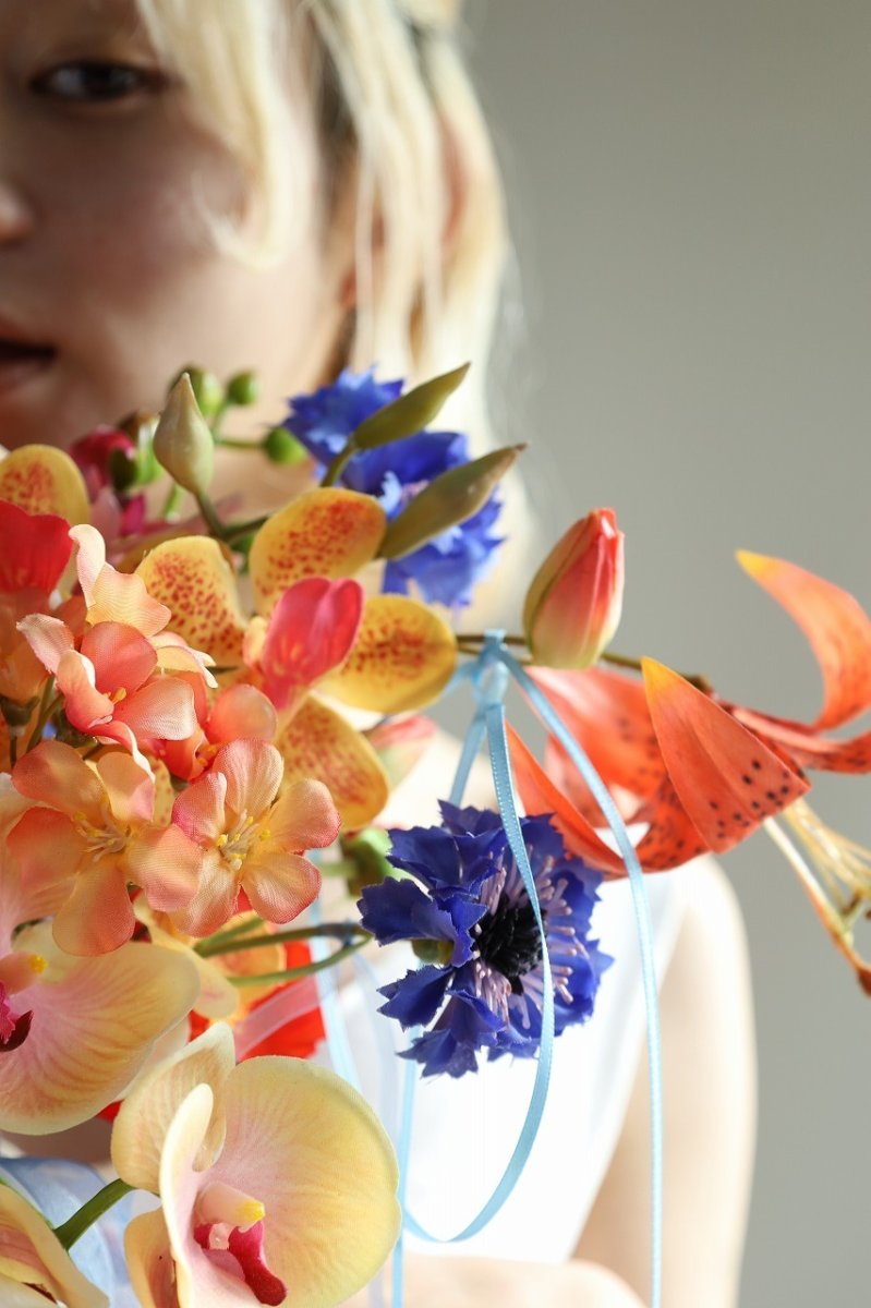 画像2: オレンジ×ブルーのリゾートブーケ｜青いリボンが揺れるトロピカルデザインb5 (2)