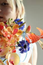 画像2: オレンジ×ブルーのリゾートブーケ｜青いリボンが揺れるトロピカルデザインb5 (2)