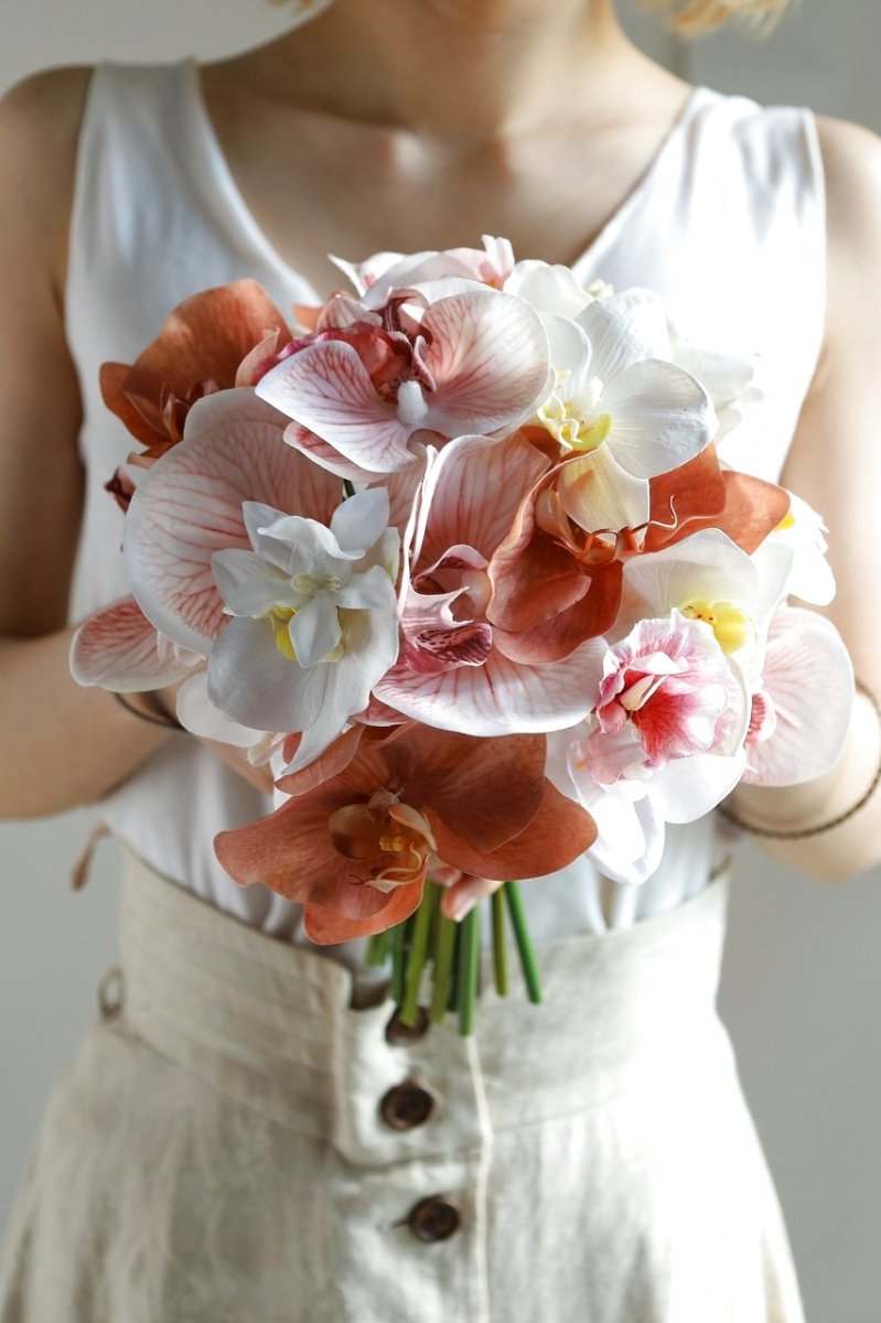 画像2: くすみピンク胡蝶蘭の丸いブライダルブーケ｜上品ナチュラルスタイルb4 (2)