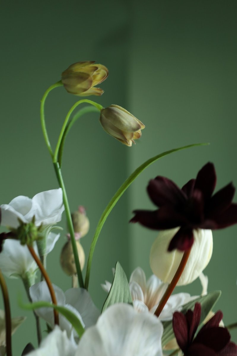 画像3: ホワイト×シックカラーの大人ブーケ｜チューリップとコスモスの上品クラッチb8 (3)