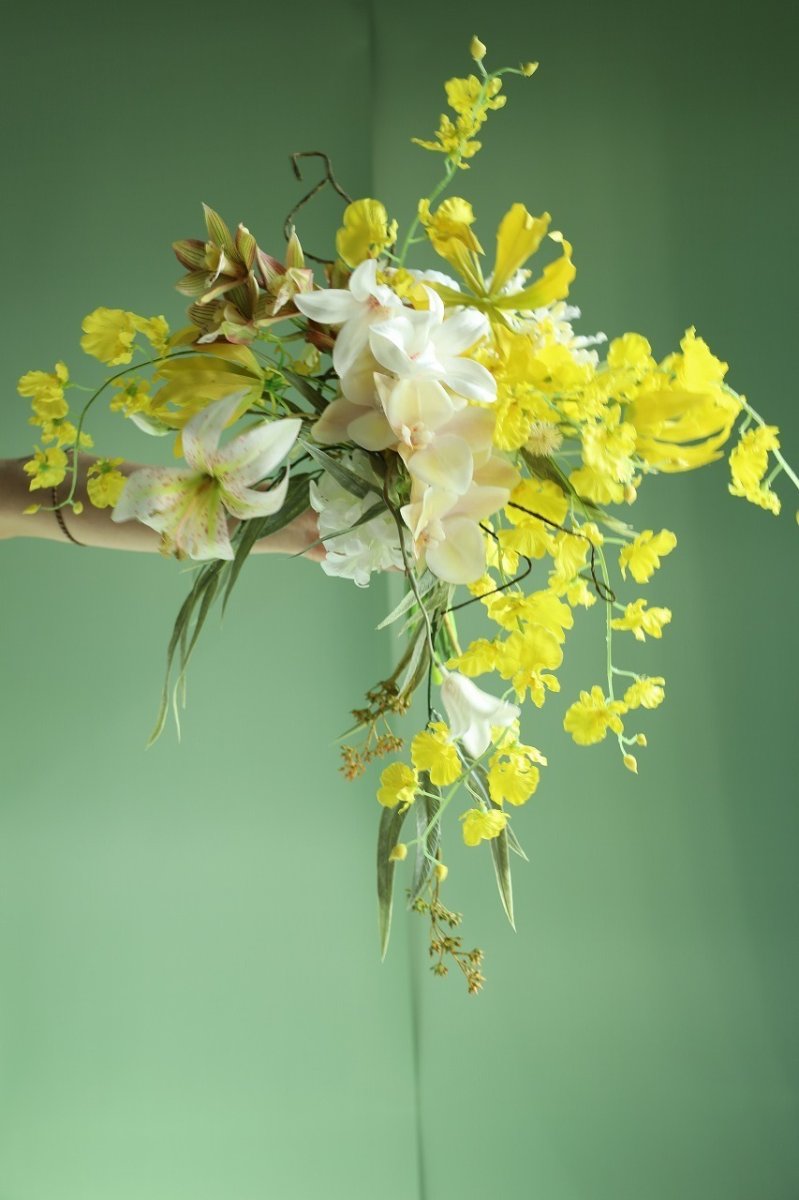 画像1: 舞い咲く黄｜オンシジュームと百合の和モダンブーケb11 (1)
