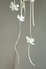 画像3: ホワイトヒヤシンスのクラッチブーケ｜流れるリボンが揺れるアーティフィシャルフラワーb6 (3)