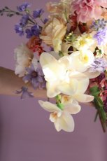 画像4: 個性を纏う花嫁へ｜パープル×アプリコットの流れるブーケb14 (4)