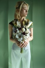 画像5: ホワイト×シックカラーの大人ブーケ｜チューリップとコスモスの上品クラッチb8 (5)