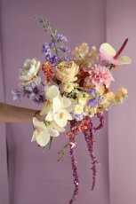 画像1: 個性を纏う花嫁へ｜パープル×アプリコットの流れるブーケb14 (1)