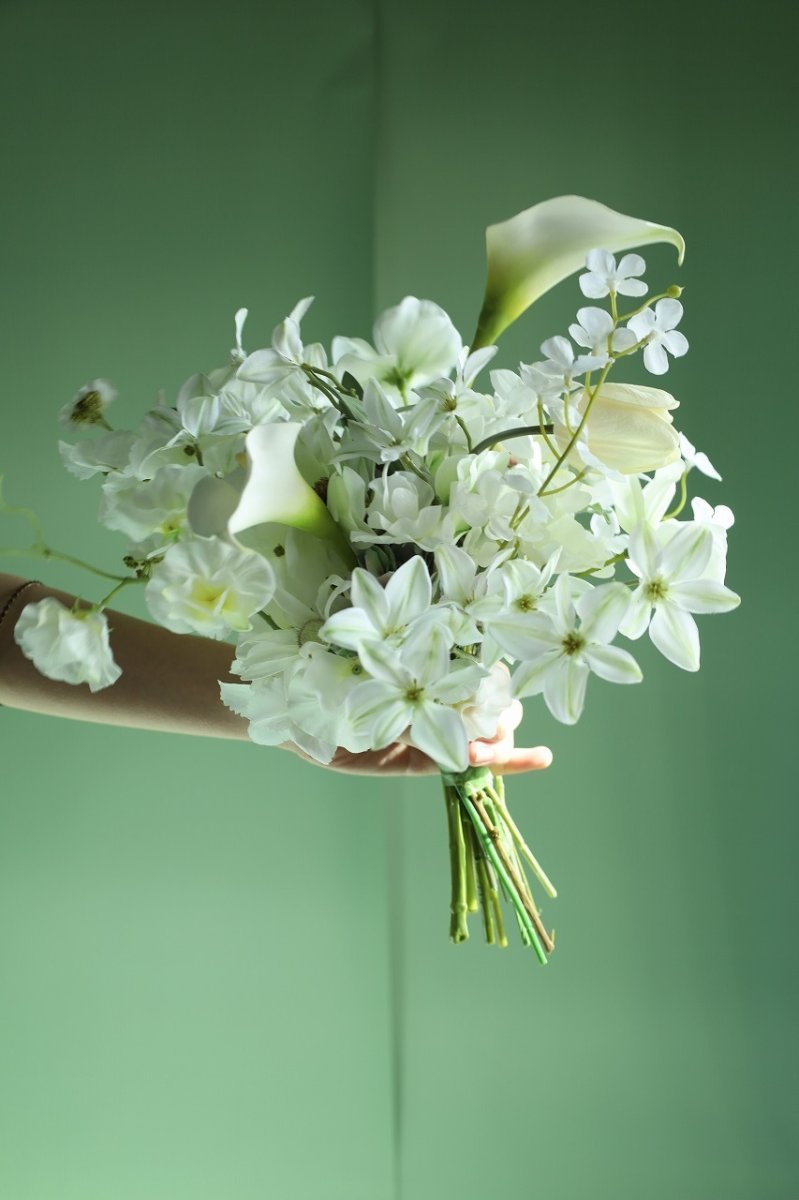 画像1: 洗練を束ねる｜大人のためのホワイトフラワーブーケb9 (1)