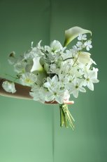 画像1: 洗練を束ねる｜大人のためのホワイトフラワーブーケb9 (1)