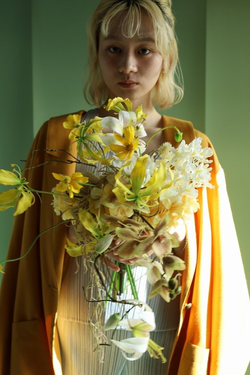 画像5: 凛と艶めく黄｜和装に映えるグロリオサブーケb10 (5)